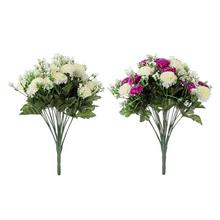 Mini chryzantémy v kytici, biele a fialové kvety.