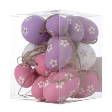 Závesné vajíčka v bielej, ružovej a fialovej farbe s kvetinovým vzorom.