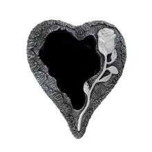 Obal v tvare srdca s ružou, cementový, sivý so striebornými detailmi.