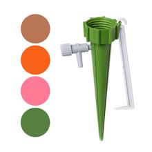 Zavlažovač na rastliny v rôznych farbách.