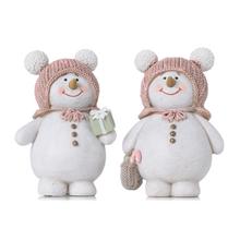 Snehuliak s ružovou čiapkou a darčekmi.