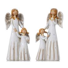 Dekorační anjeli v bielej a béžovej farbe.