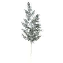 Zasnežená vetvička tuje s dĺžkou 63 cm.