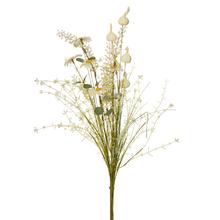 Kytica cesnaku a kvetov v krémovo-zelených odtieňoch.