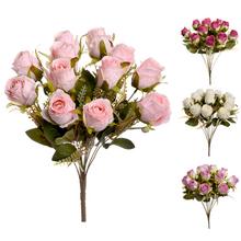 Kytica umelých ruží v rôznych farbách.