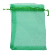 Tmavozelené organzové vrecko s rozmermi 9x12 cm.