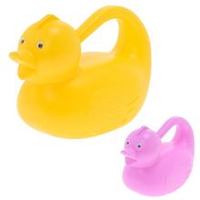 Detská krhla v tvare kačky, žltá a ružová.