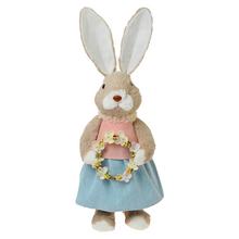 Slamená zajacica s venčekom v ružovo-modrej farbe.