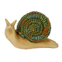 Keramický slimák s farebnou škrupinou.