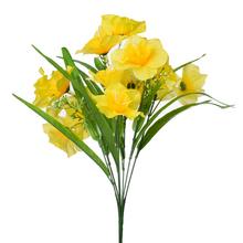 Žltá kytička narcisov s umelými kvetmi.