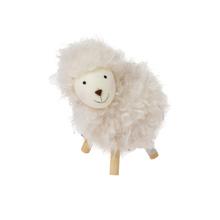 Biela stojaca ovečka s jemným kožúškom a drevenými nohami.