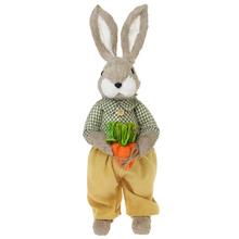 Hnedý zajačik so zelenou mrkvou, slamový dekor.