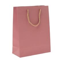 Stredná papierová taška v pudrovej farbe s jutovými uchami.