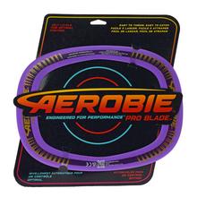 Lietajúci tanier Aerobie Pro Blade v purpurovej farbe.