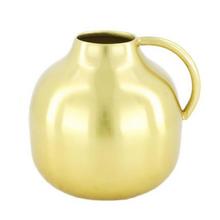 Kovová váza fľaša s uchom v zlatej farbe.