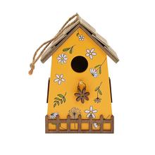 Žltý drevený domček na zavesenie s kvetinovým motívom.