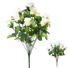 Kytica bielych ruží s listami.