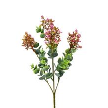 Umelé kvety so zeleno-ružovými lístkami.