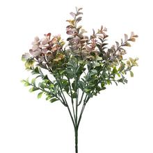 Umelé kvety so zeleno-ružovými lístkami.