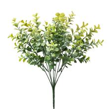 Umelé kvety so zeleno-žltými lístkami.