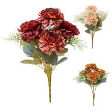 Kytica pivónia s rôznymi farbami a zeleňou.