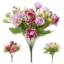 Kytica umelých ruží a drobných kvetov v mixe.