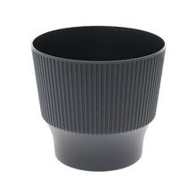 Čierny okrúhly kvetináč s jemným ryhovaním.