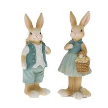 Zajačik a zajačica s košíkom, zelená farba, keramické dekorácie.