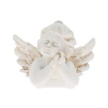 Biely smútočný anjel s priloženými rukami.