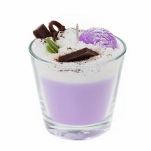 Fialová dezertná sviečka v skle s levanduľovou vôňou.