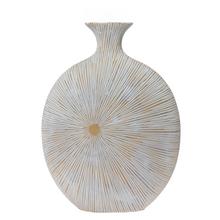 Biela váza z polyrezinu s textúrovaným povrchom.