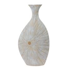 Biela váza z polyrezinu s textúrovaným povrchom.