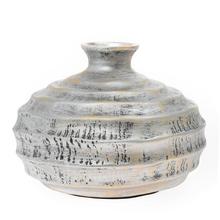 Strieborná guľatá váza z polyrezinu.