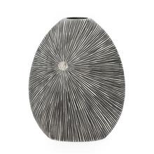 Široká čiernobiela váza s pruhovaným vzorom.