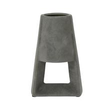 Sivá keramická váza s moderným dizajnom.