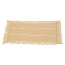 Prestieranie na stôl v krémovej farbe s textúrou.