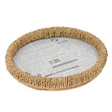 Kulatý podnos z dreva s novinovým vzorom.