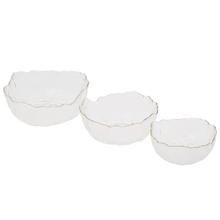 Sada troch sklenených misiek s rôznymi rozmermi.