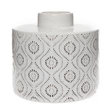 Biela keramická váza s ornamentálnym vzorom.