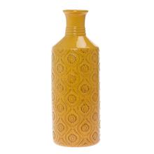 Žltá keramická váza s ornamentom.