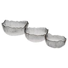 Sada troch sklenených misiek v šedej farbe.