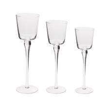 Súprava sklenených svietnikov rôznych veľkostí.