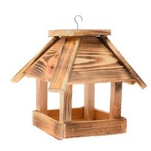 Drevené krmítko pre vtáky s rozmermi 25x17x17 cm.