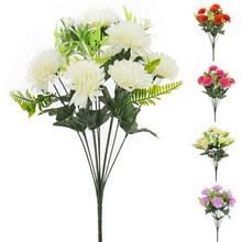 Umelá kytica chryzantémy so zelenými listami.