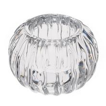 Sklenený svietnik s vlnitým dizajnom.