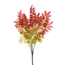 Umelé kvety s drobnými lístkami v tmavo ružovej farbe.