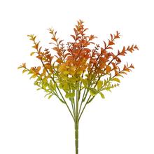 Umelé kvety so zeleno-oranžovými lístkami.