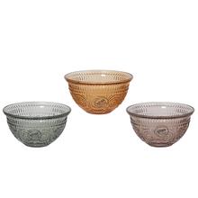 Sada troch sklenených misiek v transparentných farbách.