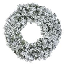 Zasnežený veniec z čečiny s priemerom 60 cm.