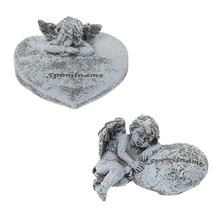 Smutný anjel so srdcom v sivej farbe.